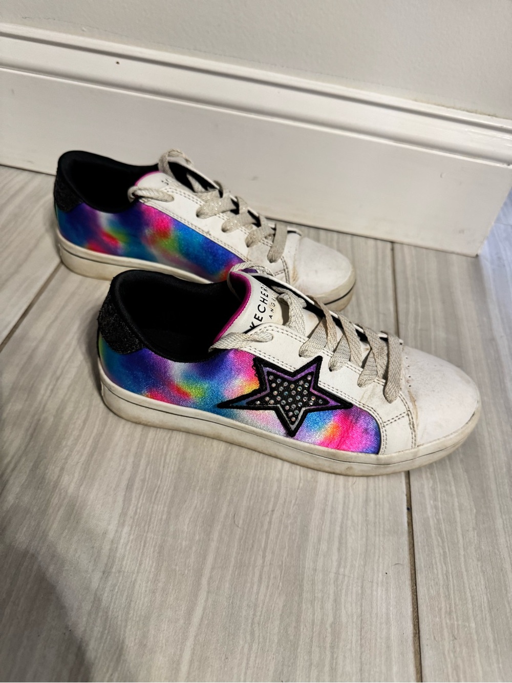 Skechers Kids Rainbow Iridescent Low-Top Sneakers with Black Star